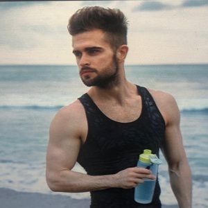 Meet your Posher, Larissa